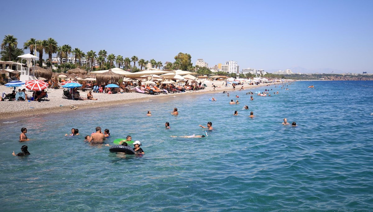 Antalya'da sıcaktan bunalanlar kendilerini sahile attı