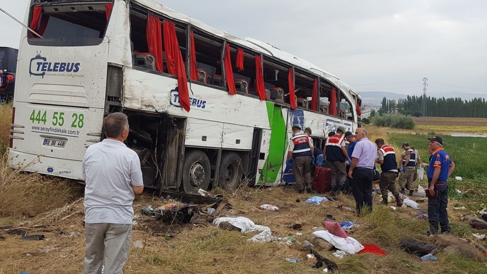 Amasya'da yolcu otobüsü devrildi: 6 ölü 36 yaralı - 1