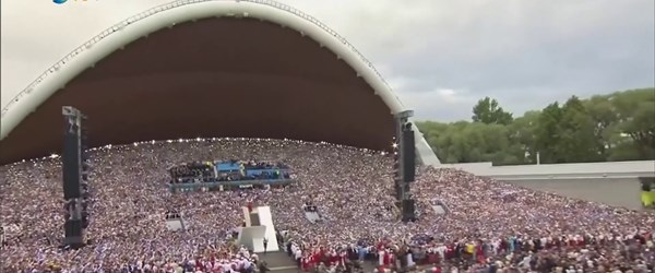 Estonya'da koro festivali...(On binlerce kişi aynı anda şarkı söyledi)