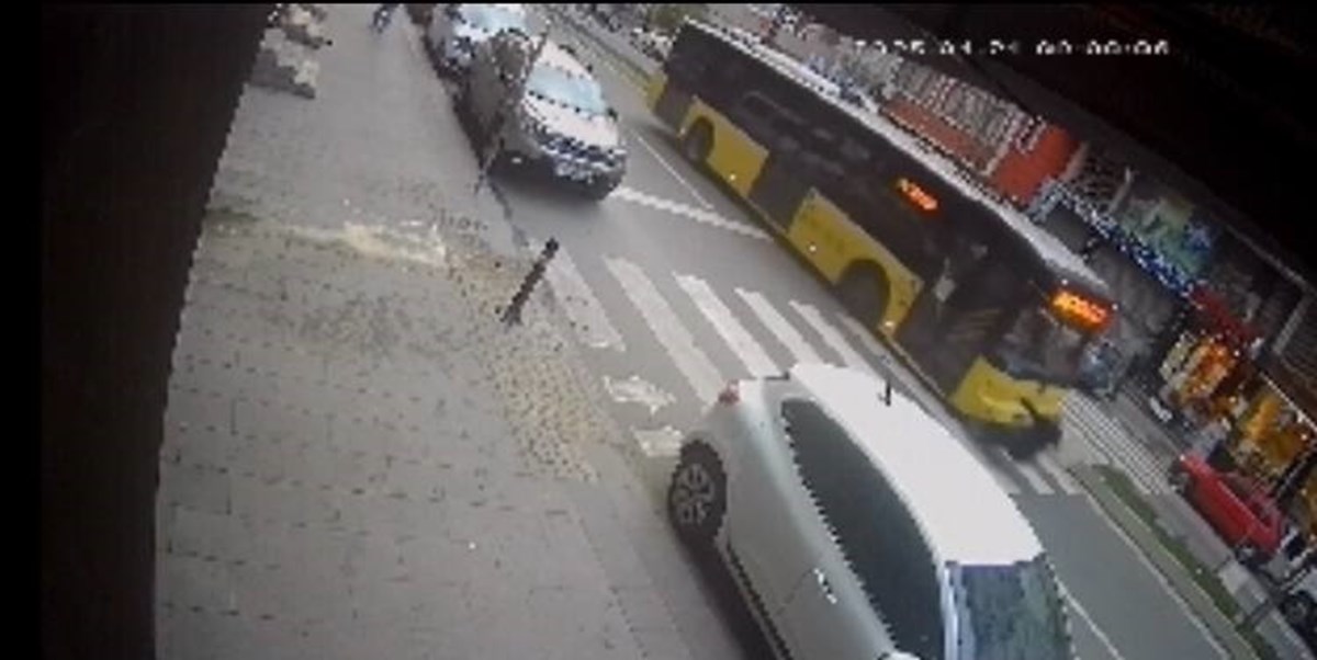 Yaşanan kaza bölgedeki bir iş yerinin güvenlik kamerasıyla kaydedildi. Yaşanan kaza bölgedeki bir iş yerinin güvenlik kamerasıyla kaydedildi.