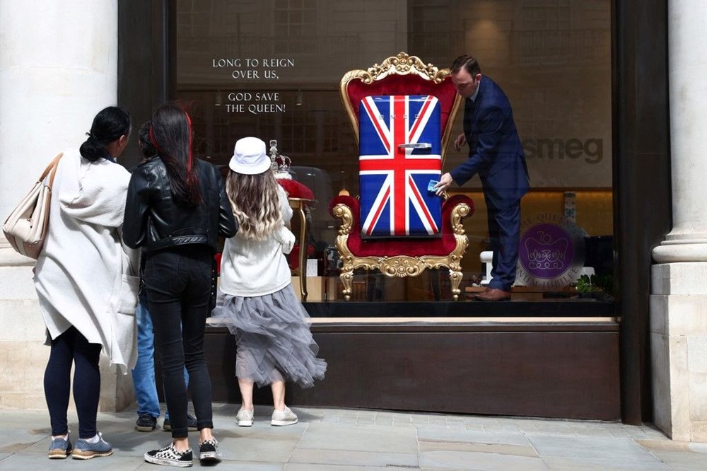 Kraliçe Elizabeth’in tahttaki 70’inci yıldönümü: Londra sokakları fotoğraflar ve bayraklarla donatıldı - 2