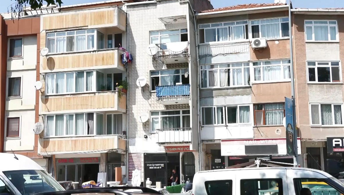 Karacaahmet Mezarlığı manzaralı mezar apartmanlar: Yaşayanlar da endişeli, altından geçenler de