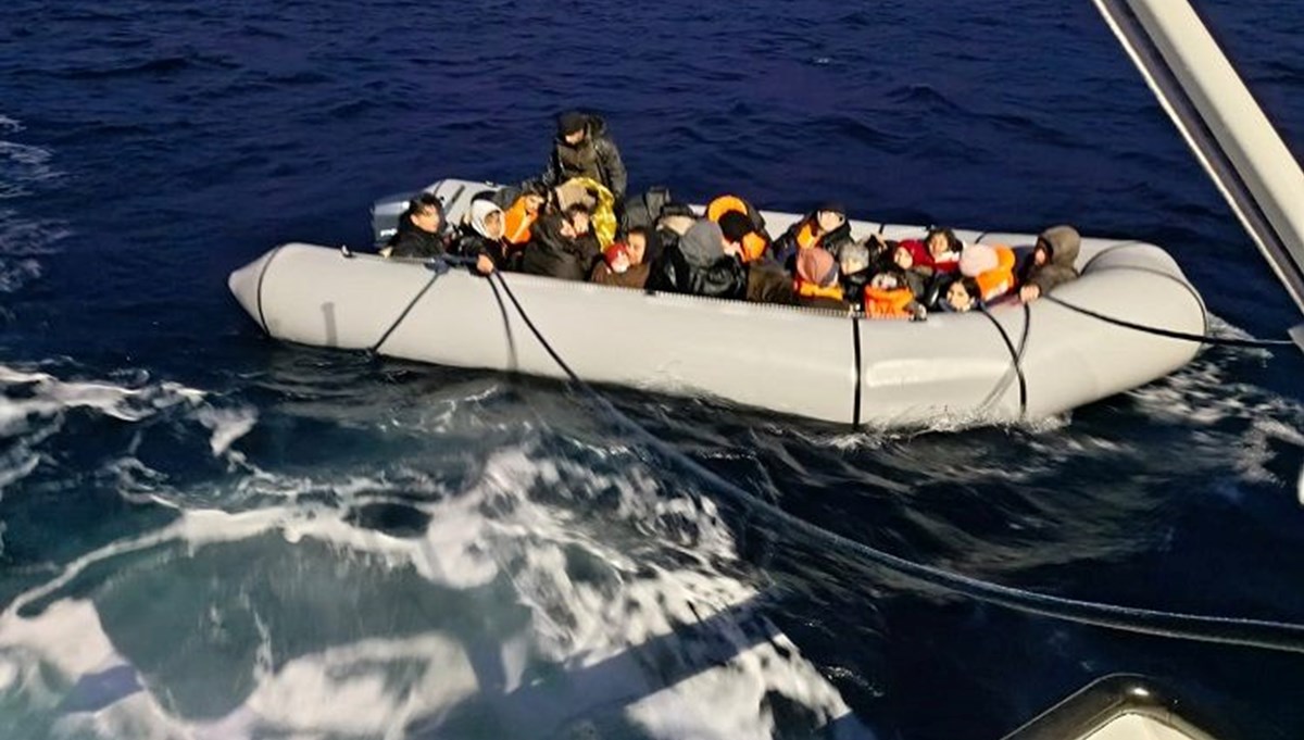 Çanakkale açıklarında 26 kaçak göçmen kurtarıldı Çanakkale açıklarında 26 kaçak göçmen kurtarıldı
