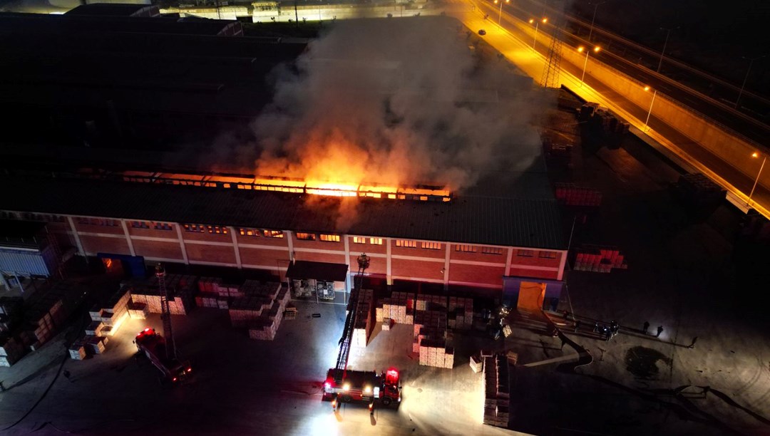 Manisa'da granit fabrikasında yangın