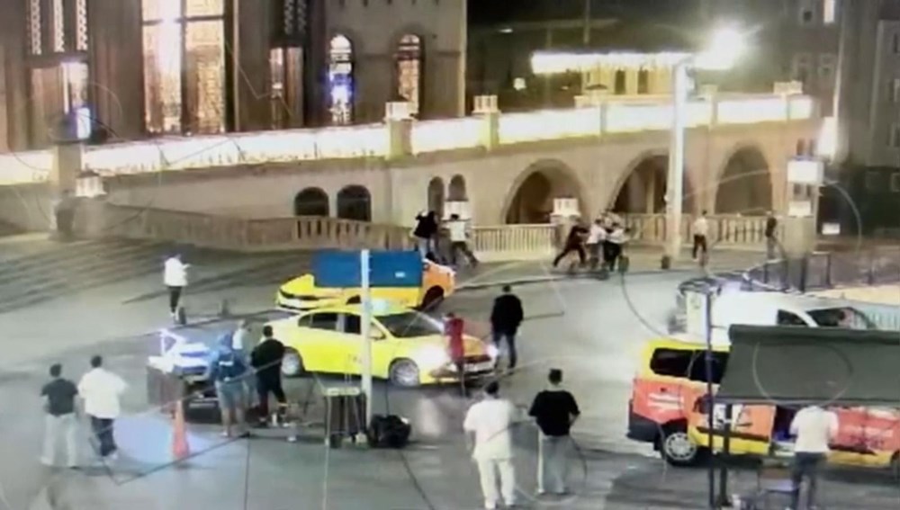 Taksim Meydanı'nda cinayet: Altı kişi döverek öldürdüler! - 3