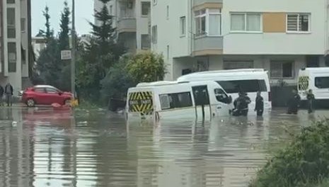 Adana’da sağanak: Öğrencileri itfaiyeciler kurtardı