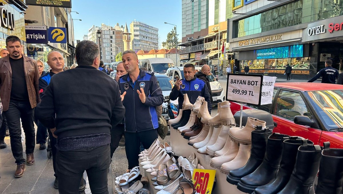 Adana'da zabıta ekiplerinden kaldırım işgaline yönelik denetim Adana'da zabıta ekiplerinden kaldırım işgaline yönelik denetim
