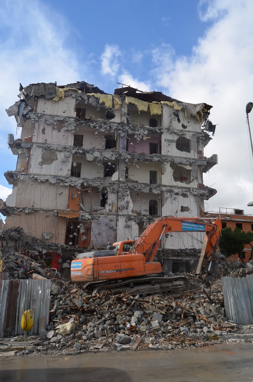 1999 depreminde hasar gören 241 binanın yıkımı için son 1 ay - 1