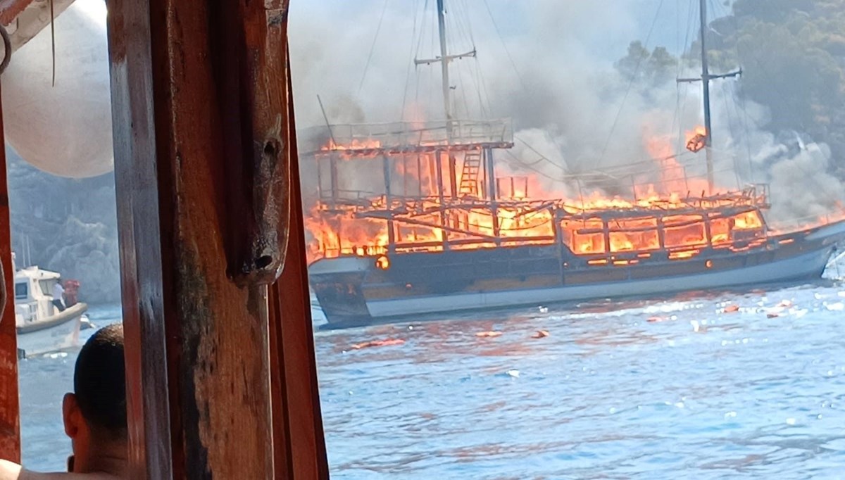 Lüks ahşap gezi teknesi alev alev yandı