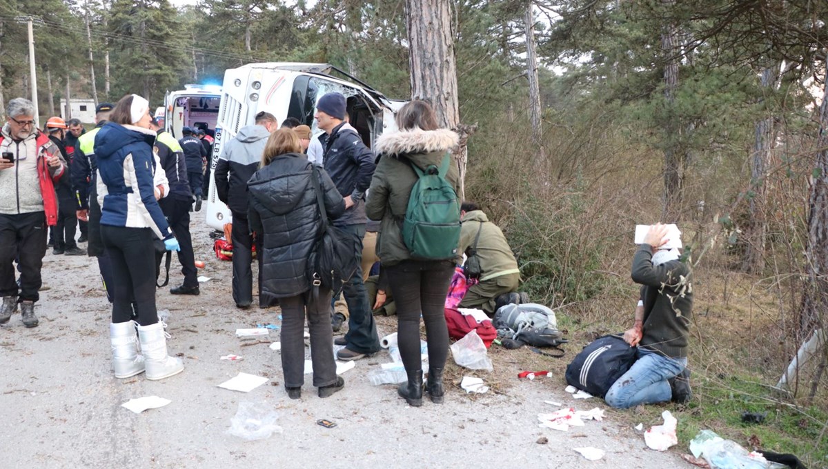 Bolu'da minibüs devrildi: 14 yaralı