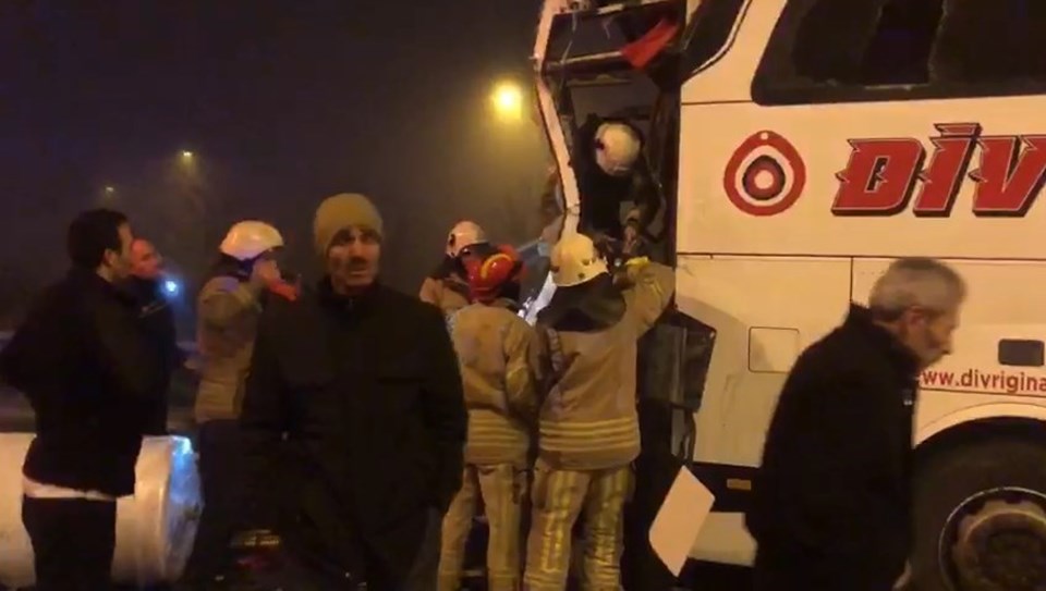 İstanbul'da yolcu otobüsü TIR'a çarptı: 1'i ağır 19 yaralı - 1