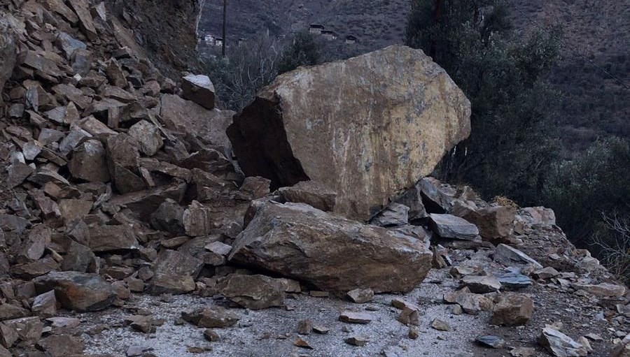 Yusufeli'nde heyelan: Yol kapandı