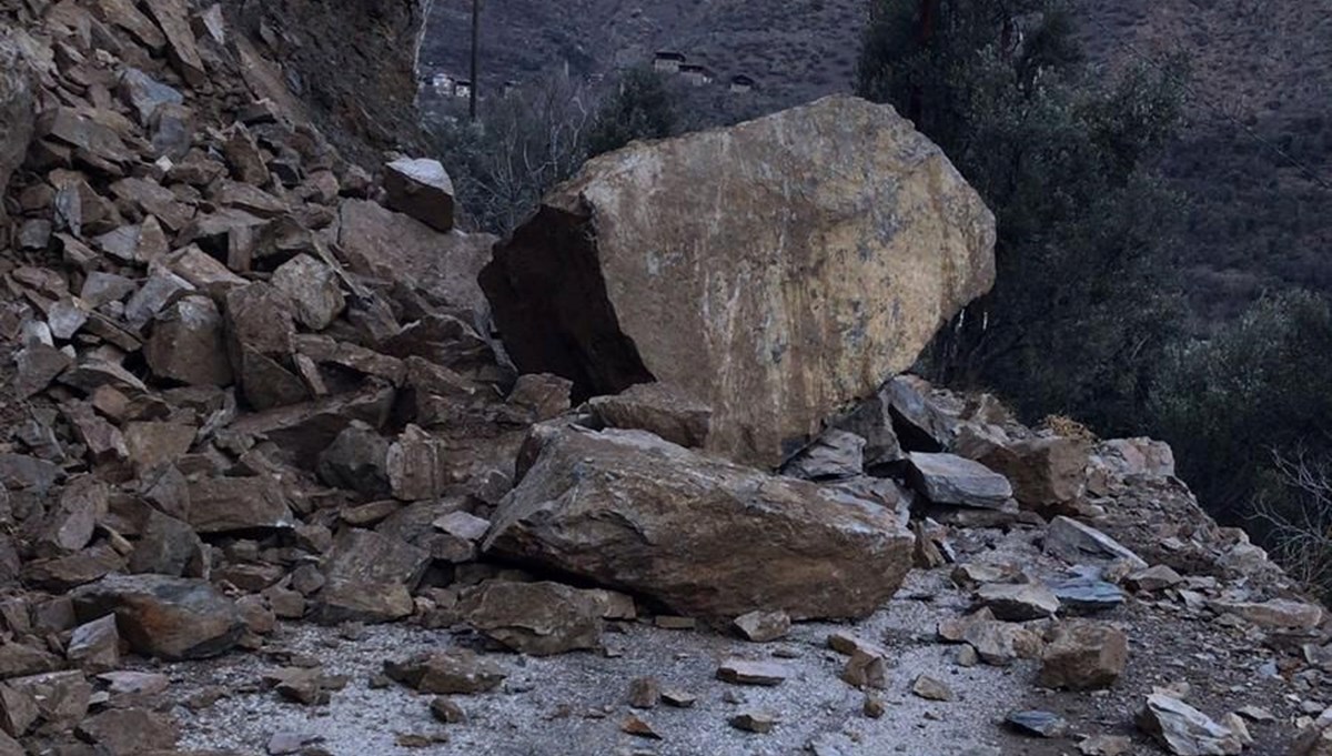 Yusufeli'nde heyelan: Yol kapandı Yusufeli'nde heyelan: Yol kapandı