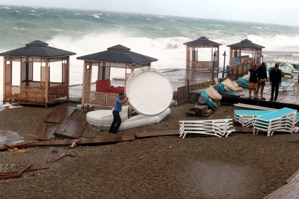 Yurdu fırtına vurdu: Antalya’da rüzgarın hızı 118 kilometreye ulaştı, İstanbul ve Ankara’da ağaçlar devrildi - 8