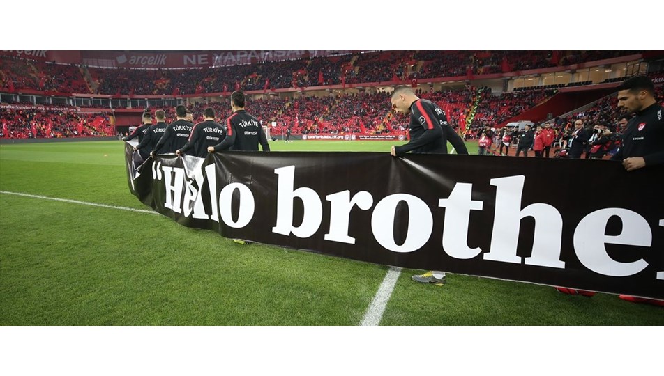 Milli futbolculardan "Hello Brother" mesajı