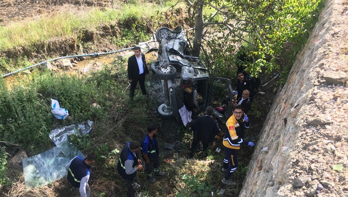 Otomobil istinat duvarından düştü: 3 yaralı Otomobil istinat duvarından düştü: 3 yaralı
