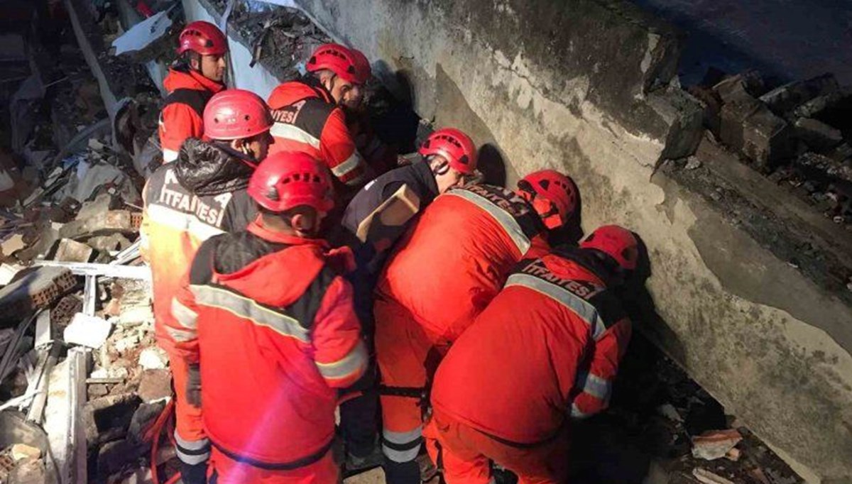 Deprem bölgesine görevli giden itfaiyeci, 10 akrabasının cenazesini çıkarttı