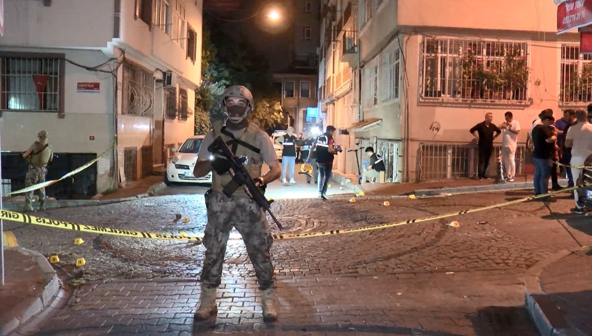 Fatih'te hareketli saatler: Kimlik kontrolünde polise ateş açan şüpheli yakalandı Fatih'te hareketli saatler: Kimlik kontrolünde polise ateş açan şüpheli yakalandı