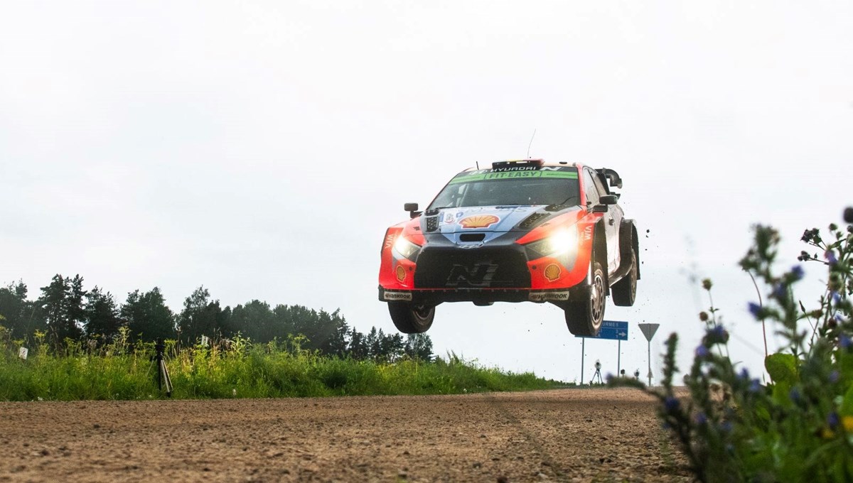 Otomobil rallisinde facia