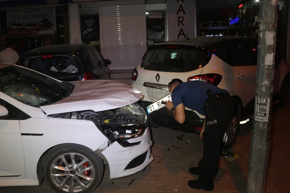 Adana'da kaldırımda yürürken otomobil çarpan çift ağır yaralandı - 1