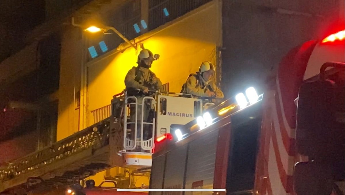 Beyoğlu'nda kafeteryanın çatısı alev alev yandı