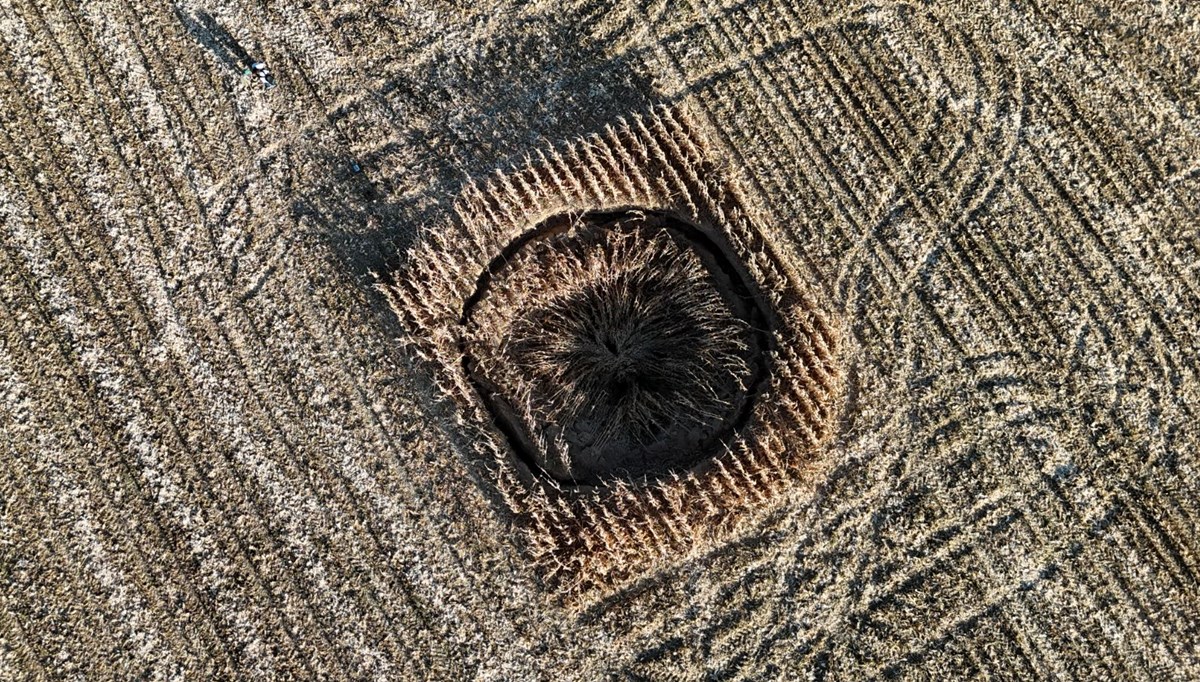 Karaman'da mısır tarlasında obruk oluştu Karaman'da mısır tarlasında obruk oluştu