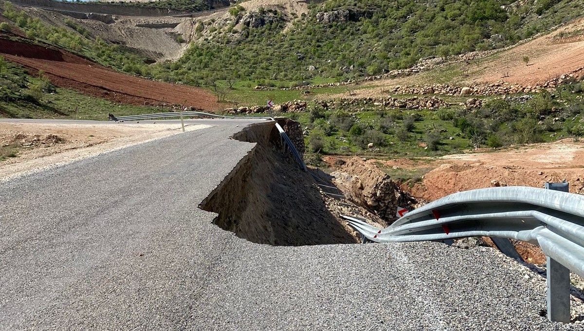 Siirt’te yağış sonrası yol çöktü