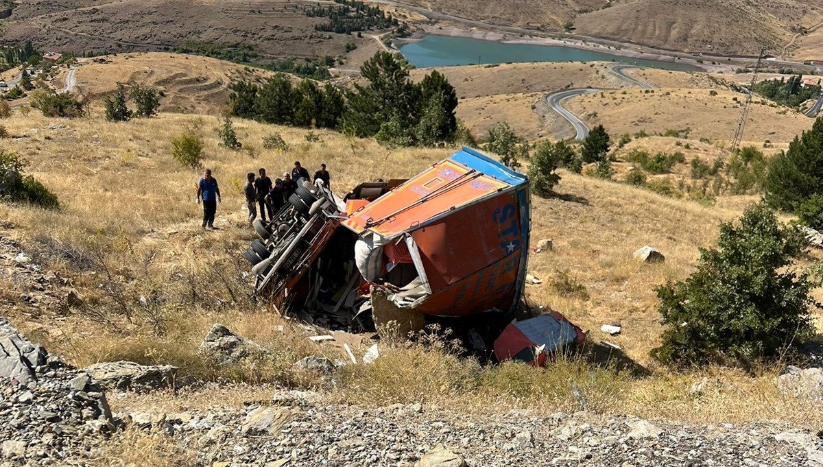 Freni patlayan kamyon şarampole devrildi: 2 ölü