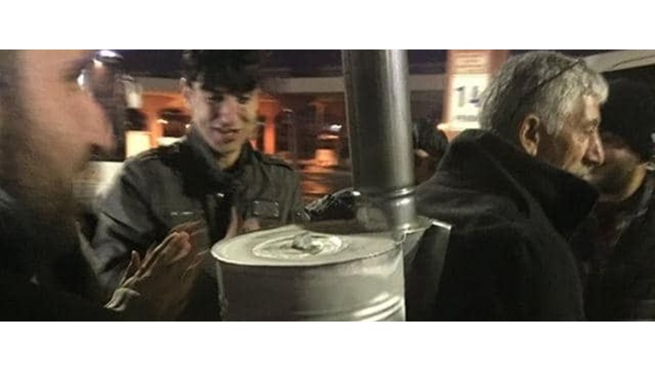 Sırtına odun sobasını bağlayıp otogarda gezdi