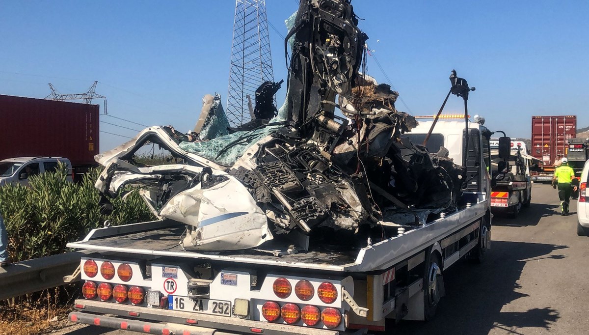 Önce TIR'a sonra otobüse çarptı: 2 ölü, 4 yaralı Önce TIR'a sonra otobüse çarptı: 2 ölü, 4 yaralı
