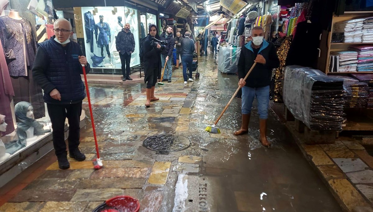 İzmir'de sağanak sele neden oldu