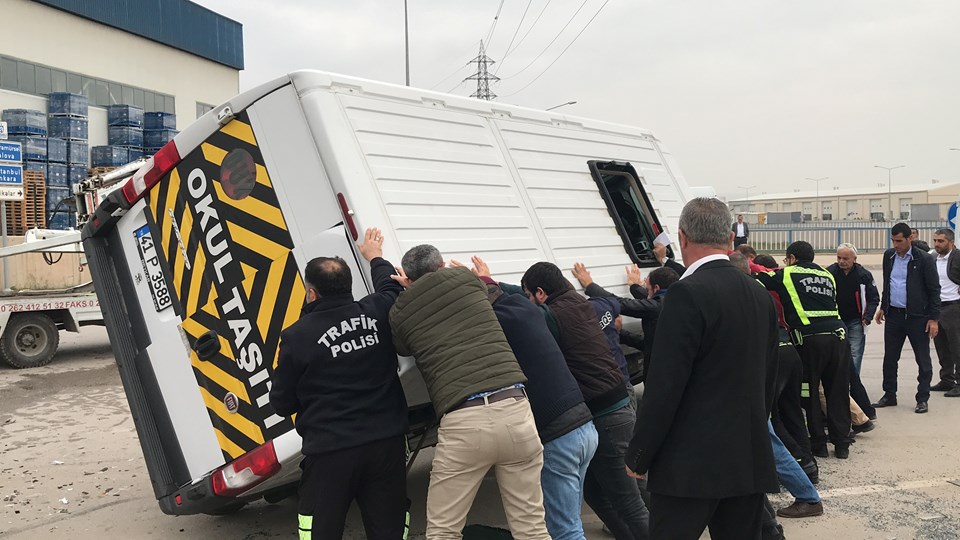Kocaeli'de işçi servisi ile otomobil çarpıştı: 16 yaralı - 2