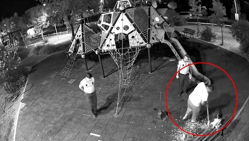Parkta zabıta gözetiminde çekirdek kabuğu temizliği!