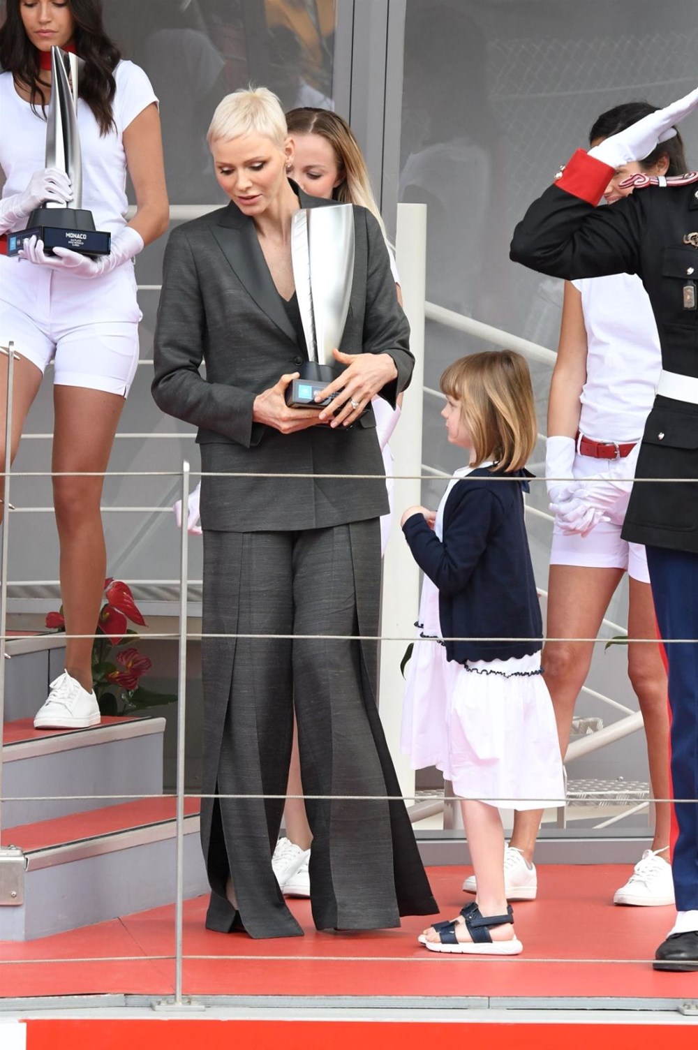 'Hüzünlü Prenses' Charlene tedavinin ardından ilk kez ailesiyle kameralar önünde - 4