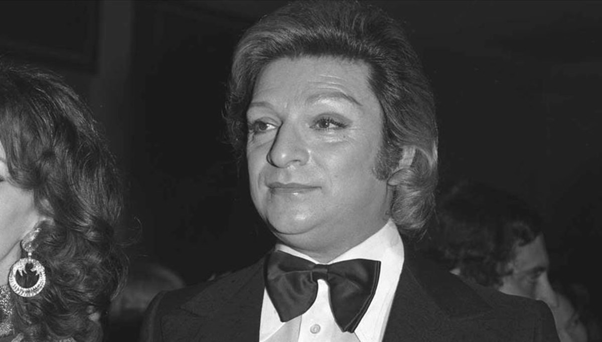 Zeki Müren kabri başında anıldı Zeki Müren kabri başında anıldı