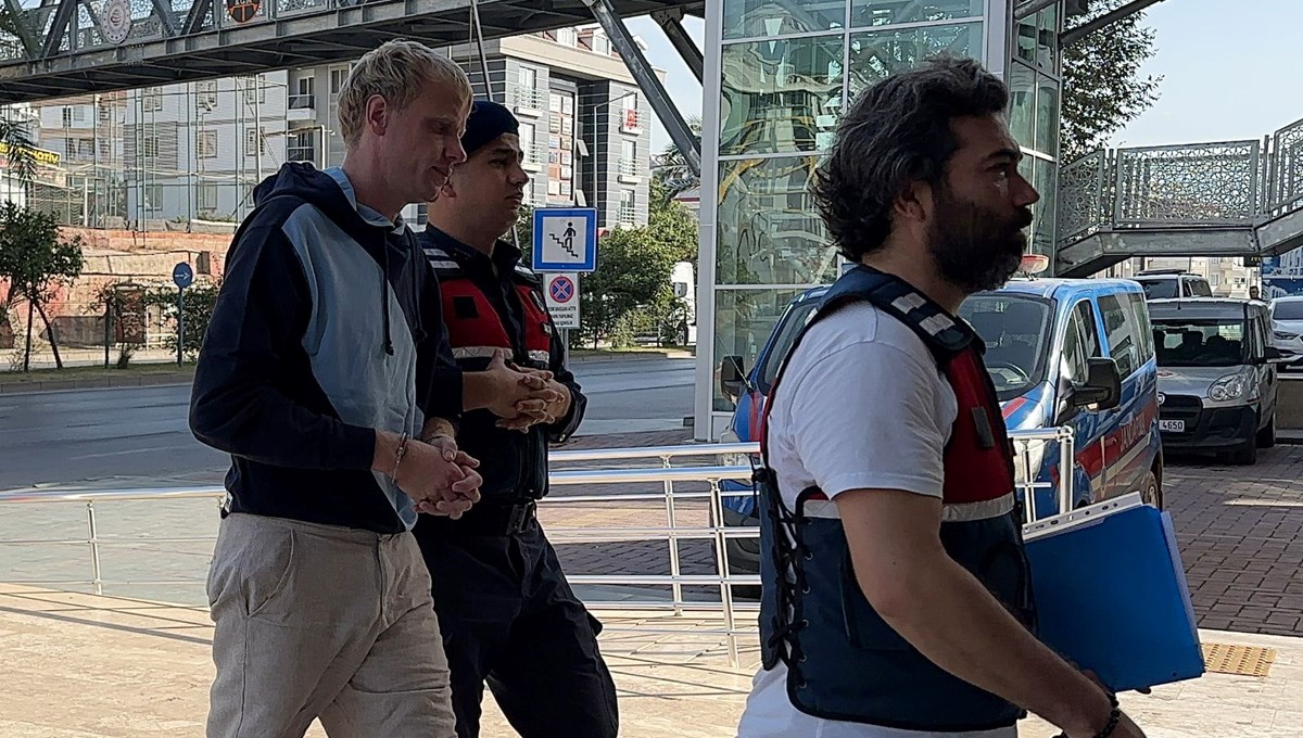 Parasını gasp eden 2 kişiyi aracıyla çarparak öldürdü Parasını gasp eden 2 kişiyi aracıyla çarparak öldürdü