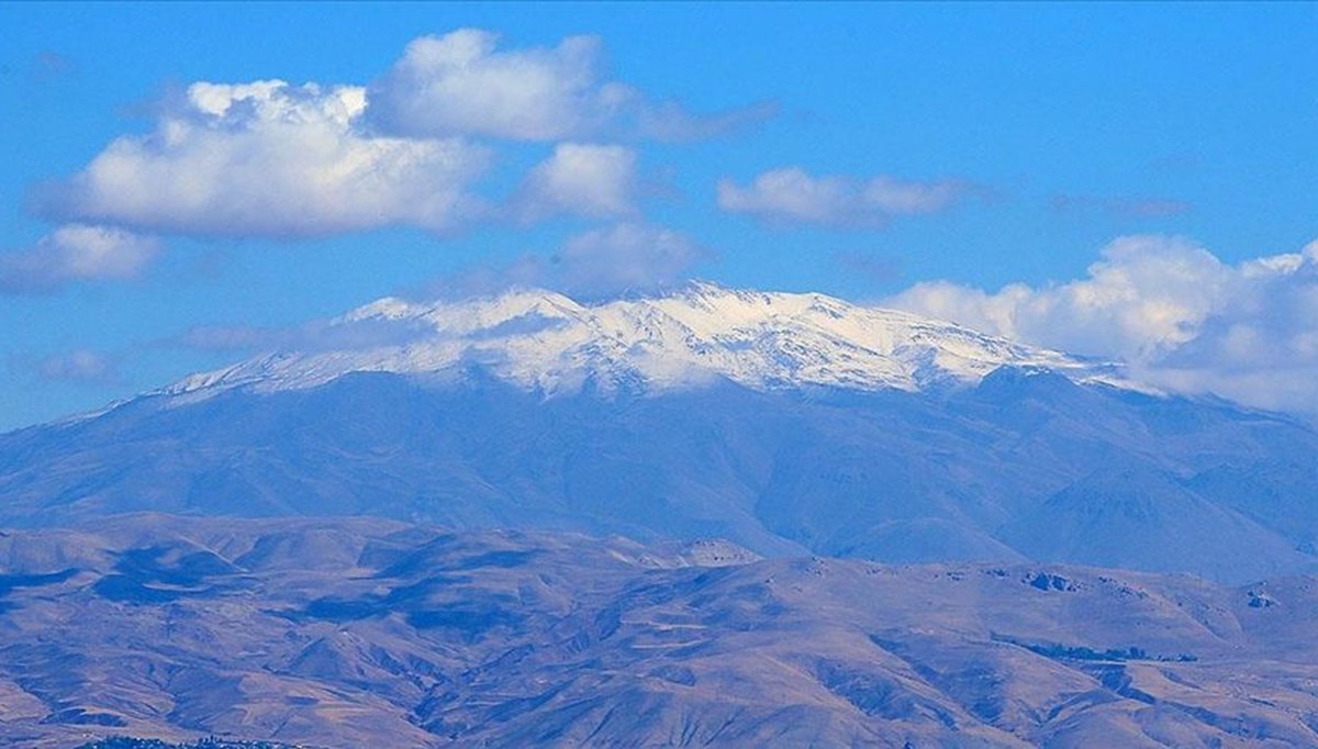 Süphan Dağı'nın zirvesi karla kaplandı