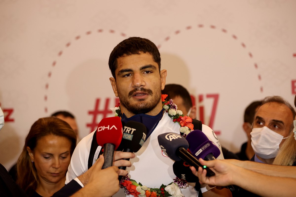 Milli sporcular yurda döndü