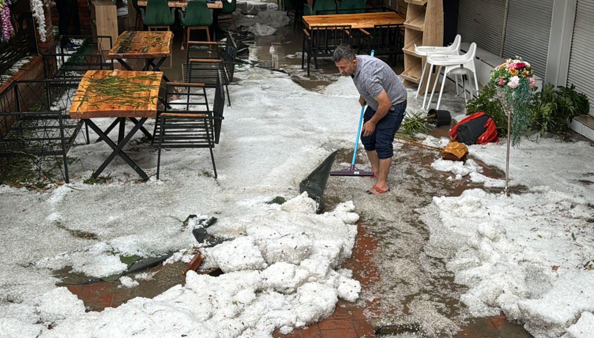 Alanya’da şiddetli yağış ve dolu (Sokaklar beyaza büründü)