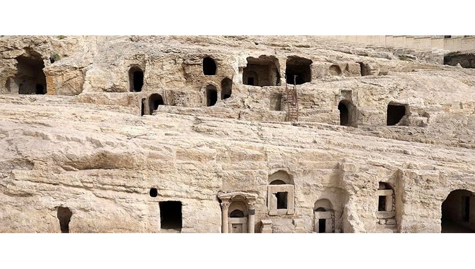 İki bin yıllık kaya mezarları turizme açılıyor