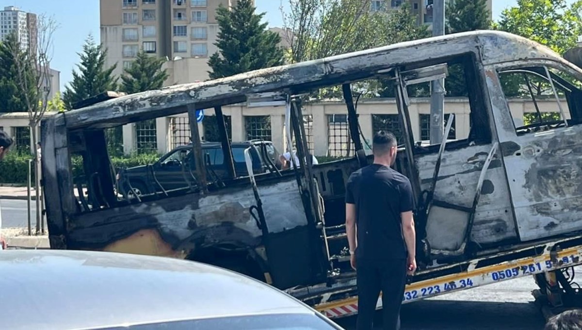İstanbul’da yolcu minibüsü alev topuna döndü (Geriye demir yığını kaldı) İstanbul’da yolcu minibüsü alev topuna döndü (Geriye demir yığını kaldı)