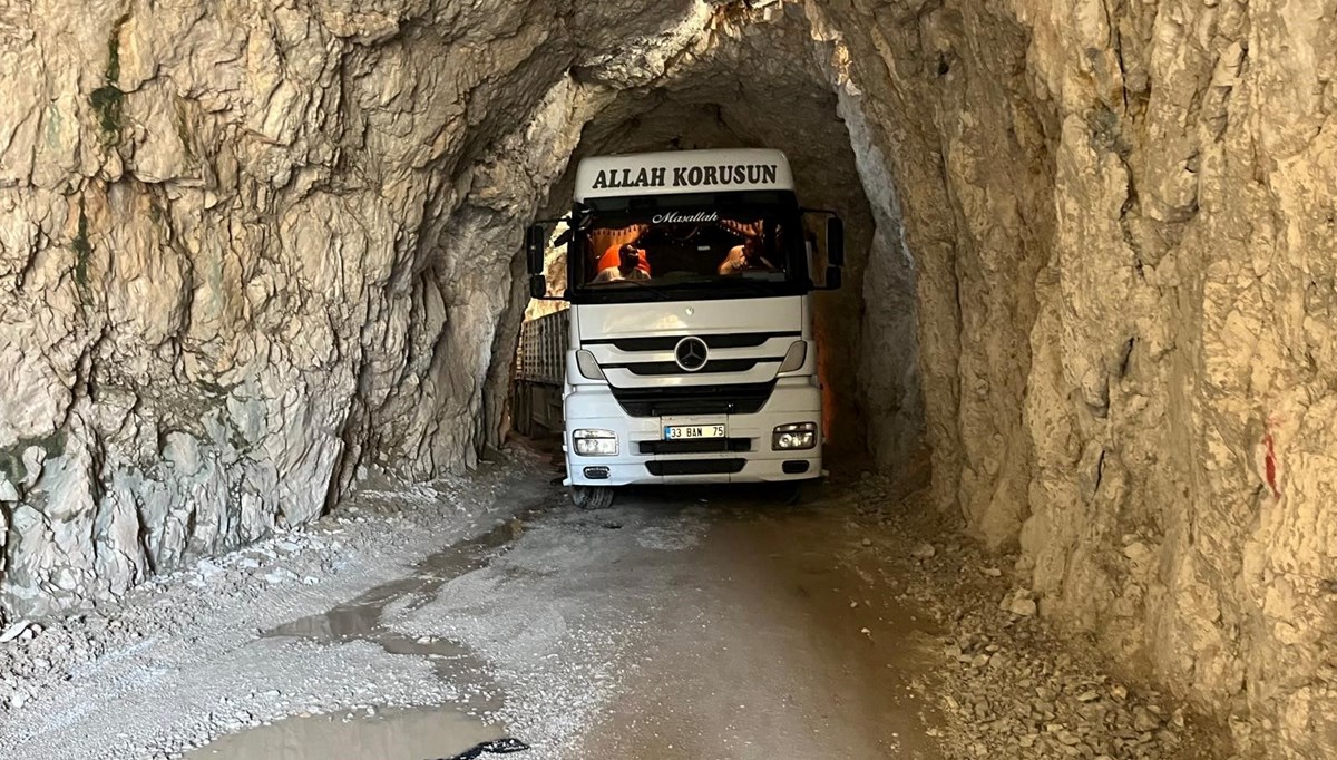 TIR tünelde sıkıştı, yol ulaşıma kapandı