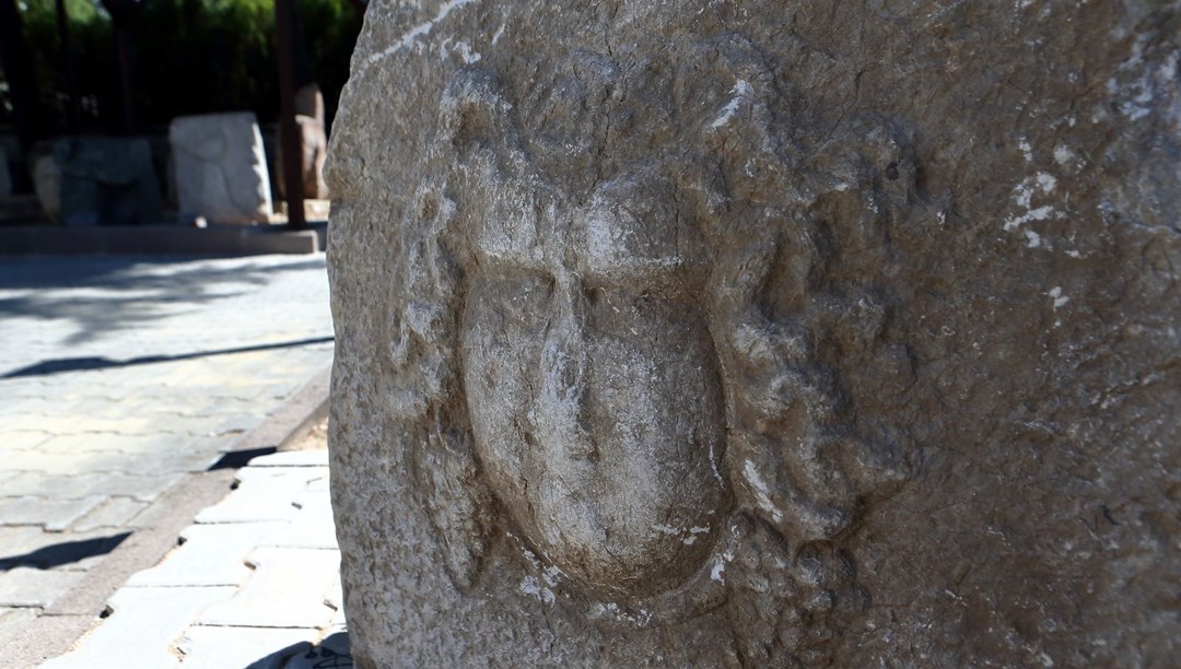 Çorum'da "Dionysos" kabartmalı ağırlık taşı bulundu