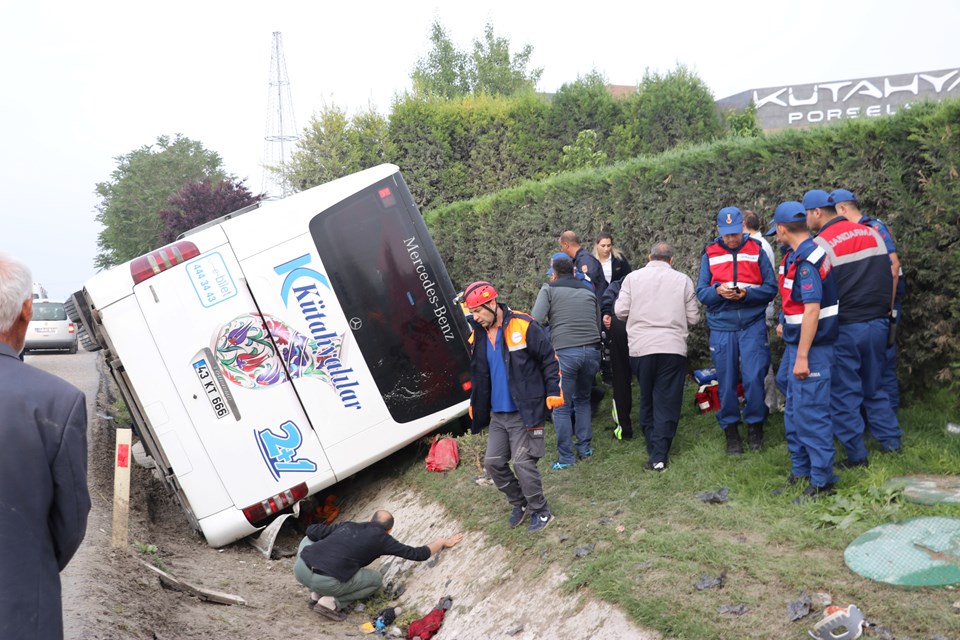 SON DAKİKA: Kütahya'da yolcu otobüsü devrildi: 2 ölü, 15 yaralı - 2