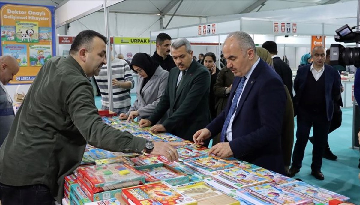 Rize'de kitap fuarı açıldı Rize'de kitap fuarı açıldı