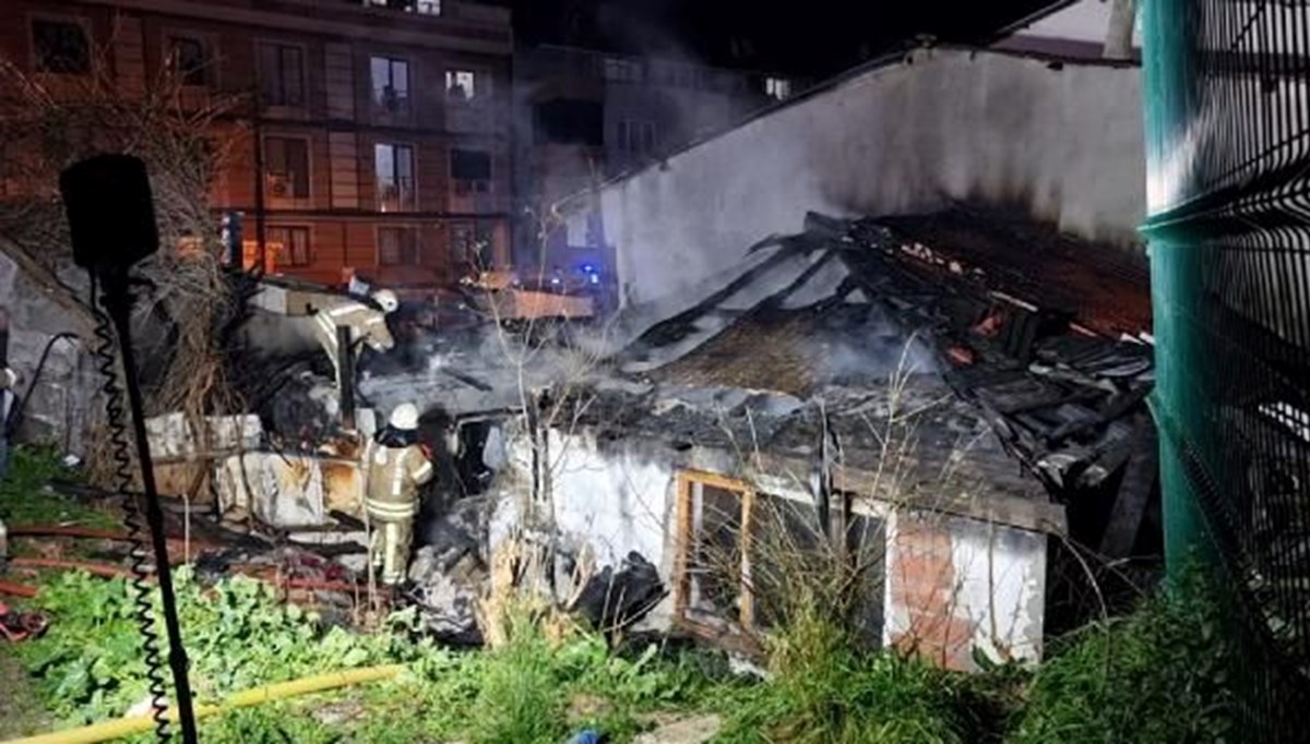 Ataşehir'de 2 gecekondu alev alev yandı Ataşehir'de 2 gecekondu alev alev yandı