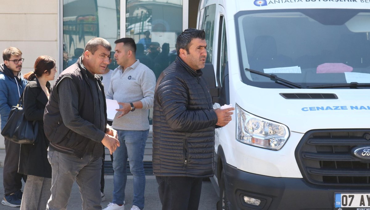 Antalya'da yangında ölen kadının kimliği belirlendi Antalya'da yangında ölen kadının kimliği belirlendi