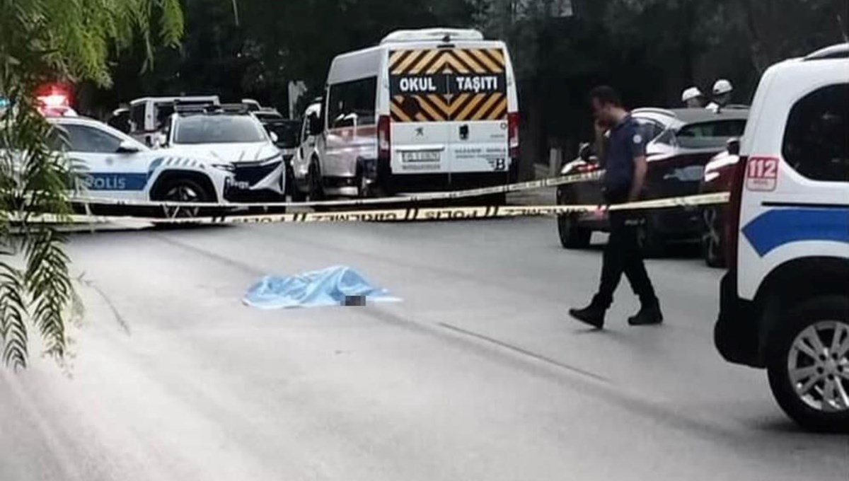Yolun ortasına yattı, iki araba üstünden geçti Yolun ortasına yattı, iki araba üstünden geçti