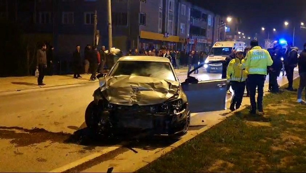Kavşakta “U” dönüşü kazası: İkisi ağır dört yaralı Kavşakta “U” dönüşü kazası: İkisi ağır dört yaralı