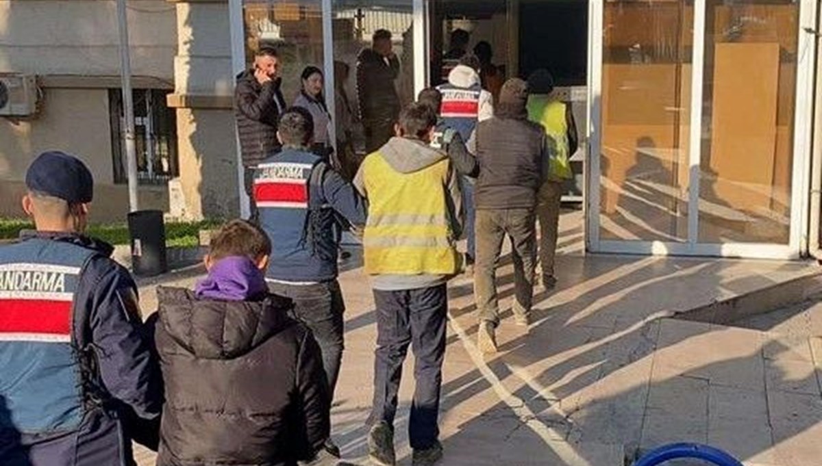 Manisa'da hızlı tren şantiyesinden demir çalan şüpheliler yakalandı Manisa'da hızlı tren şantiyesinden demir çalan şüpheliler yakalandı